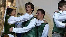 Savaitgalį Vilniuje, Gedimino prospekte, vyko pirmoji Tautų mugė. Joje buvo pristatomas Lietuvoje gyvenančių tautų kultūrinis paveldas.