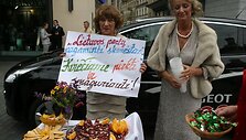 Projekto &bdquo;Lietuvos Perlai&ldquo; dalyvės Gedimino prospekte pardavinėjo pačių pagamintus kepinius.