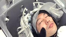 Robotas-kirpėjas &bdquo;Head Care Robot&ldquo; aptarnauja savo klientą. 
