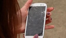 &bdquo;Samsung Galaxy S3&ldquo; telefonui nukritus ant žemės priekine dalimi jo ekraną dengiantis apsauginis stiklas suskilinėjo.