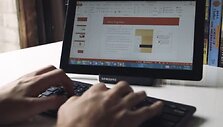 Plan&scaron;etiniame kompiuteryje įdiegtas &bdquo;Office 2013&ldquo; programas dažnai patogiau valdyti klaviatūra ir pele, o ne prisilietimais. 