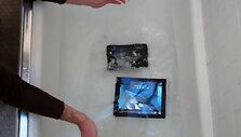 Po maudynių vandenyje prapuolė naujojo &bdquo;iPad&ldquo; (apačioje) garsas, o &bdquo;Google Nexus 7&ldquo; veikė kaip įprasta. 