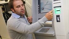 Denisas Korobkovas teigia, kad Lietuvoje būta atvejų, kuomet vagi&scaron;iai norėdami pavogti pinigus bankomatus tiesiog susprogdindavo prileidę į juos specialių dujų. 
