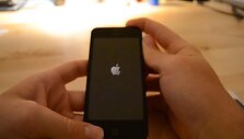 Internete plinta vaizdo įra&scaron;as, kuriame rodomas, kaip teigiama, surinktas ir veikiantis i&scaron;maniojo telefono &bdquo;iPhone 5&ldquo; prototipas.