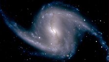 DES nufotografuota spiralinė galaktika &bdquo;NGC 1365&ldquo;, esanti Krosnies žvaigždyno galaktikų spiečiuje. Galaktika nuo Žemės nutolusi 60 mln. &scaron;viesmečių. 