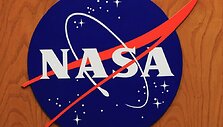 Lipdukas su NASA logotipu