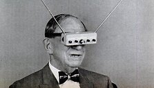 Hugo Gernsbackas demonstruoja savo i&scaron;radimą &ndash; TV akinius (1963 metai). 
