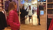 &bdquo;Uniqlo&ldquo; veidrodis leidžia keisti drabužių spalvas jų nepersivelkant