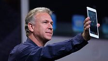  &bdquo;Apple&ldquo; viceprezidentas rinkodarai Philas Schilleris demonstruoja &bdquo;iPad mini&ldquo;.