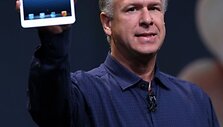 &bdquo;Apple&ldquo; viceprezidentas rinkodarai Philas Schilleris demonstruoja &bdquo;iPad mini&ldquo;.