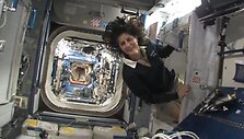 Astronautė Sunita Williams rodo Tarptautinės kosminės stoties miegamuosius. 