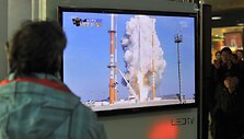Žmogus stebi, kaip kyla Pietų Korėjos raketa, į orbitą ne&scaron;anti palydovą