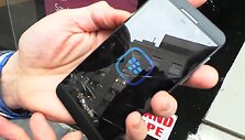 Nukritęs ant &scaron;aligatvio &bdquo;Blackberry Z10&ldquo; dar įsijungė, bet ekranas suskilinėjo ir nebereagavo į prisilietimus.