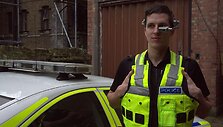 Futuristi&scaron;kas prietaisas &bdquo;Golden-i&ldquo; leis policininkams matyti kiaurai sienas ir identifikuoti nusikaltėlį vien į jį pasižiūrėjus