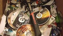 Ker&scaron;taudama dėl skyrybų, mergina plaktuku sudaužė pilną dėžę originalių &bdquo;Xbox&ldquo; žaidimų