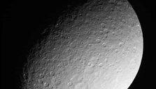 &Scaron;į Saturno palydovo Rėjos kadrą &bdquo;Cassini&ldquo; užfiksavo 2013 m. kovo 10 dieną.
