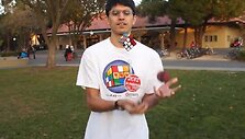 Stanfordo universiteto studentas Ravis Fernando sprendžia Rubiko kubą juo žongliruodamas