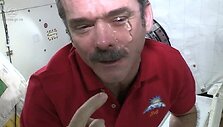 Kanadietis astronautas Chrisas Hadfieldas pademonstravo kas nutinka apsiverkus kosmose