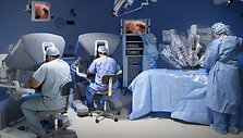 Chirurgai atlieka operaciją naudodami robotą &bdquo;Da Vinci&ldquo;