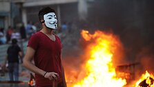 Protestuotojas Turkijoje dėvi &bdquo;Anonymous&ldquo; judėjimo simbolį &ndash; Gajaus Fokso kaukę i&scaron; filmo &bdquo;V &ndash; tai Vendeta&ldquo;