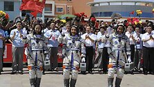 Kinijos astronautai (i&scaron; kairės) Wang Yaping, Zhang Xiaoguangas ir Nie Haishengas.