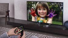 Kartu su &bdquo;Bravia W&ldquo; televizoriais pateikiamas nuotolinio valdymo pultelis &bdquo;One-touch Remote&ldquo; padeda akimirksniu sujungti televizorių su telefonu