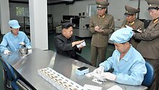 &Scaron;iaurės Korėjos lyderis Kim Jong Unas lankosi vietinėje i&scaron;maniųjų telefonų gamykloje