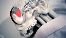 &bdquo;Dr. Glitch&ldquo; &ndash; interaktyvi kinetinė skulptūra, reaguojanti į žiūrovo prisilietimą.