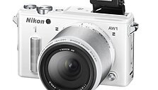 Vandeniui ir smūgiams atsparus fotoaparatas su keičiamaisiais objektyvais &bdquo;Nikon 1 AW1&ldquo;. 