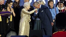 Princas Charlesas scenoje galanti&scaron;kai pabučiavo savo motinos karalienės Elizabeth II ranką.