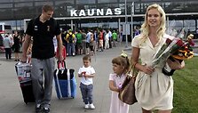 Robertas Javtokas su žmona Vilma ir vaikais Kauno oro uoste