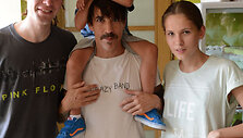 Anthony Kiedis (centre) su sūnumi Everly Bearu žalio maisto bare Vilniuje