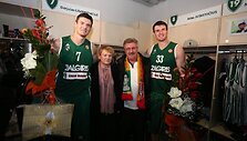 Darju&scaron;as (kairėje) ir K&scaron;i&scaron;tofas Lavrinovičiai su tėvais Vanda ir Janu