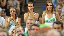 Tatjana Lavrinovič (de&scaron;inėje) ir Kotryna Kunigėlė (centre)