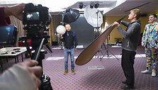 Filmavimo i&scaron;vakarėse Saulius Prūsaitis mąstė, kaip čia atėjus žmones su&scaron;ildyti, kad būtų jaukiau, smagiau. Ir sugalvojo: kiekvienam reikia duoti po kokį nors daiktą. Martynui Starkui teko gaublys, nes jis &ndash; keliautojas