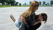 I&scaron; kairės: Ona Kolobovaitė ir Vilija Matačiūnaitė 