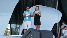 Jurgita Jurkutė su muzikinių TV laidų vedėju Berdo Kutubidze repetuoja Batumio estradoje po atviru dangumi &bdquo;New boulevard&ldquo;.