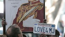 Michaelo Jacksono gerbėjai prie teismo 