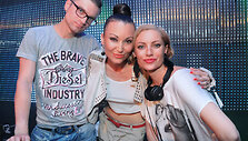 Justin Xara, Karina Krysko-Skambinė ir Julija Fedotova (de&scaron;inėje)