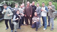 Darius Petrikauskas (antras i&scaron; kairės) su &bdquo;Flight Redirected&ldquo; komanda ir Vinnie Jonesu (centre)