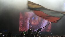 Klausytojų minioje plėvesavo ir lietuvi&scaron;ka trispalvė