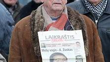 Grupė vilniečių Europos aik&scaron;tėje protestavo prie&scaron; seniūnijų naikinimą.