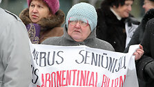 Grupė vilniečių Europos aik&scaron;tėje protestavo prie&scaron; seniūnijų naikinimą.