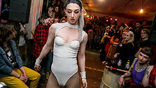 &bdquo;Drag&ldquo; festivalio akimirka