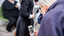 Vytautas Landsbergis užfiksuotas besifotografuojantis kartu su savo anūku 
