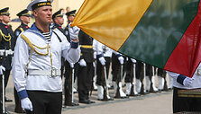 Valstybės vėliavos pakėlimo ceremonijos akimirka