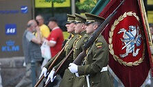 Valstybės vėliavos pakėlimo ceremonijos akimirka
