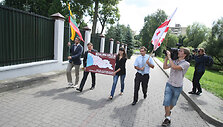 Mitingo dalyviai pasira&scaron;inėjo ant Gruzijos žemėlapio, kuris perduotas Rusijos ambasadai