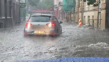automobiliu-per-nuo-liuties-patvinusi-vinliaus-senamiesti