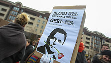 Į mitingą prie Seimo susirinkę studentai skundėsi žlugdoma demokratija